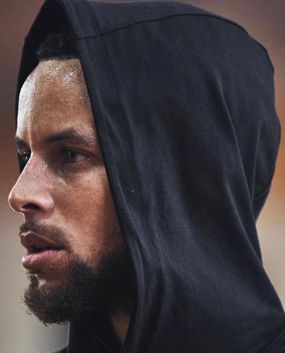 斯波教练在赛后新闻发布会上对球队的火力进行了高度评价，他认为球队拥有恐怖的火力，随时能通过一波流接管比赛。（赛后斯波盛赞球队：火力恐怖，随时一波流接管比赛）