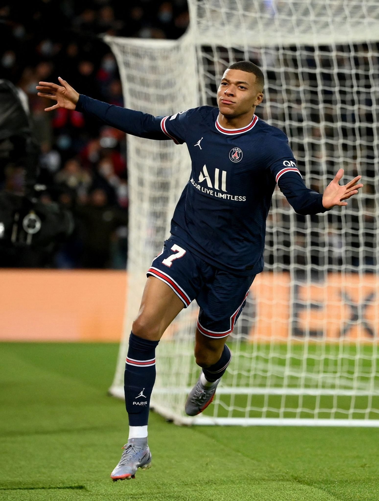 陈梦和黄子韬切磋乒乓球 黄子韬精准狙击陈梦笑点（陈梦与黄子韬乒乓过招 黄子韬精准拿捏陈梦笑点）